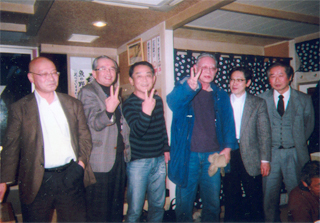 「追悼の会」でピースする「赤軍派」