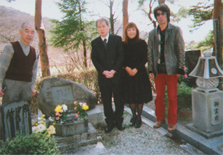 竹中労さんのお墓の前で（3/25）