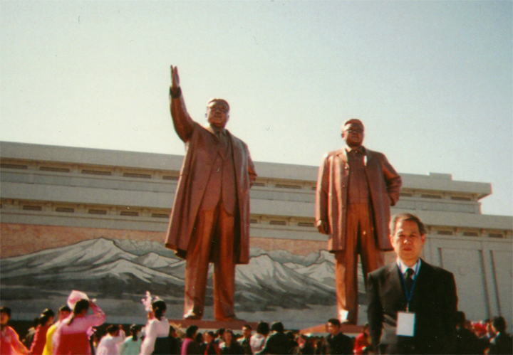 金日成主席、金正日総書記の銅像の前で