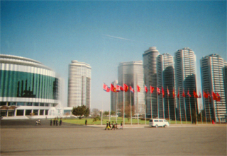 銅像の傍の体育館、マンション