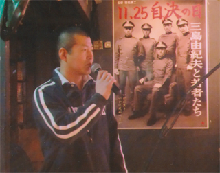 挨拶する徐裕行さん