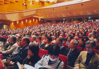 会場は満員です