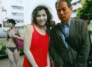 水着でデモした人も…