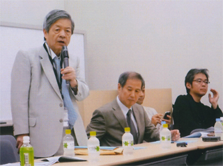 「暴排条例反対」で挨拶する田原総一朗さん