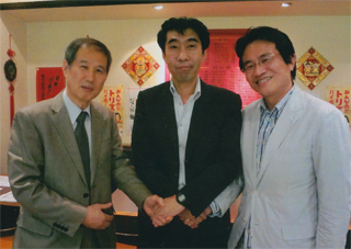 山本譲司さん（中央）、本間龍さん（右）と