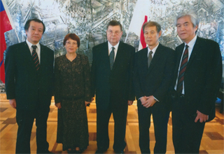 ロシア大使を囲んで