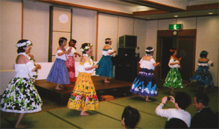 同級生のフラダンスです