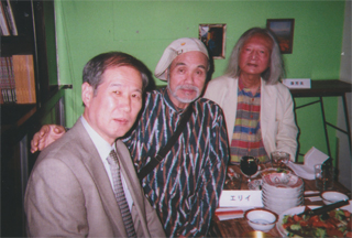 秋山祐徳太子さん（中央）、庚芳夫さん（右）と（6/30）