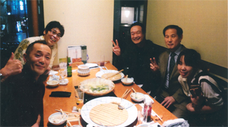 浜田太一さん（左奥）、神谷明さん（右奥）