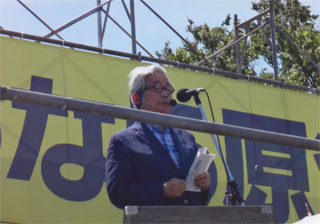 「さようなら原発10万人集会」で挨拶する大江健三郎さん（7/16）