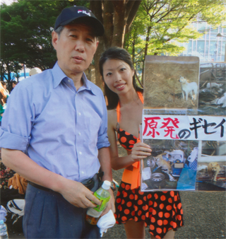 水着でデモした女性もいました