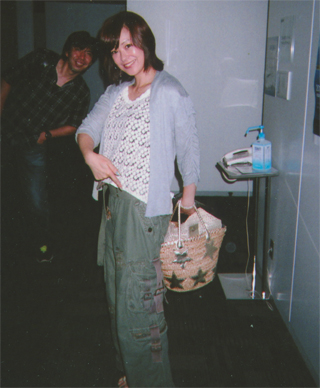 貞包アナも、この日は、戦闘用ズボンでした