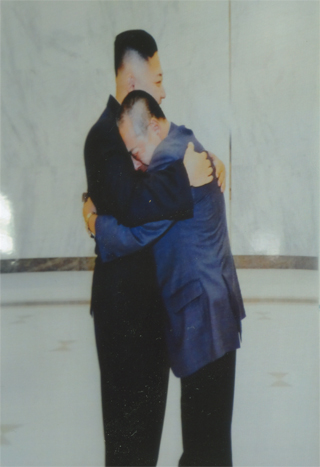 金正恩第一書記と抱き合う藤本氏（TBSの放送から）