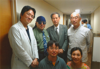 藤本さんを囲んで。本間さん、レーニンさんも