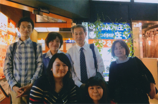 集会のあと、荒木浩さんたちと