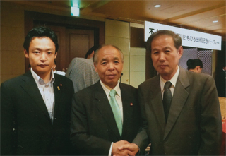 浅野貴博さん（左）鈴木宗男さん（中央）と（8/30）