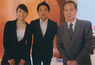 香織さん（左）、石川知裕さんと（8/30）