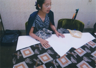 鉄兜と飛行機の柄の着物です