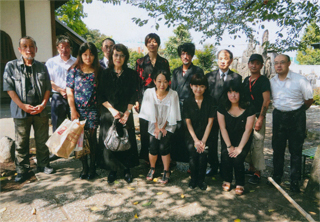 お墓参りの皆と