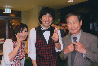 ねづっちさん（中央）、貞包アナと（9/10）