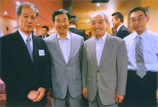 （左より）鈴木、平田さん、村瀬さん、魚谷さん