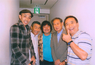 スイシンジャーの２人と松元ヒロさん。右は、立川談慶さん（9/18）