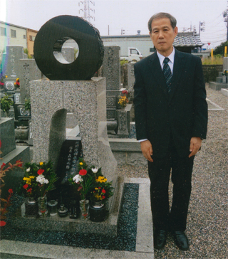 森田必勝氏のお墓の前で（9/29）