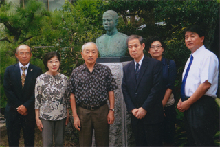 森田必勝氏の銅像の前で