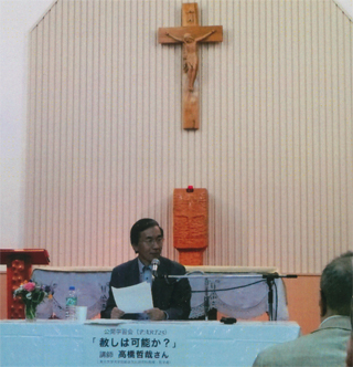 教会で講演する高橋哲哉さん（10/14）