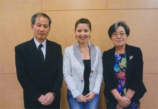 重信メイさん（中央）、荻原博子さん（右）と