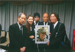 （中央）重信メイさん、パンタさんと