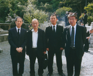 植垣さん、徐さん、山平さんと（野村秋介さんの墓前祭で）