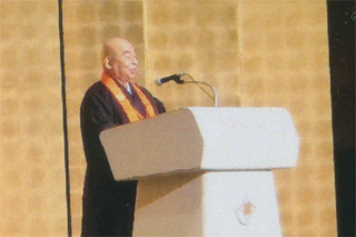 祝辞を述べる池口恵観さん