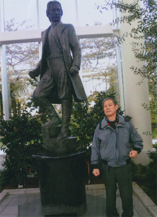 土方歳三の銅像の前で