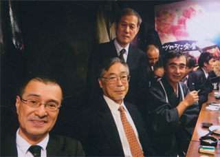 直会で。一水会創設メンバーと