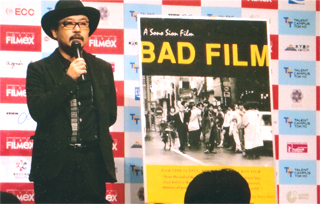 東京フィルメックスで挨拶する園子温監督