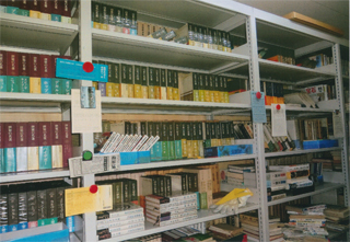 中は本ばかりです