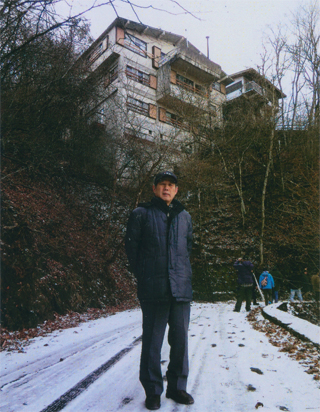 「あさま山荘」の前で（12/9）