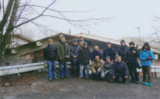 正面で。〈体験〉ツアーの人々と