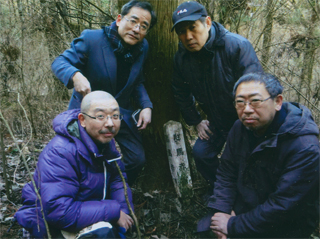 埋葬場所で（山本さん、大泉さんと）