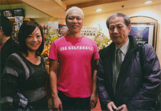 「ザ・ニュース・ペーパー」の松下アキラさんと（12/14）