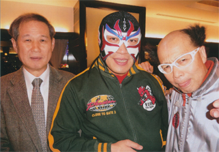 ザ・グレート・サスケさん（中央）の忘年会で。12/147。右は南部虎弾さん