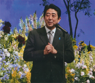 挨拶する安倍晋三さん、総理になる直前です