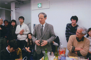 私も挨拶した。右は安田弁護士