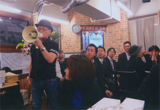 アジ演説をする高須基仁さん（12/28）