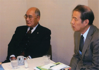 三島由紀夫に斬られ重傷を負った寺尾さん（左）