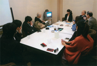 「三島事件」の報道ビデオを見る