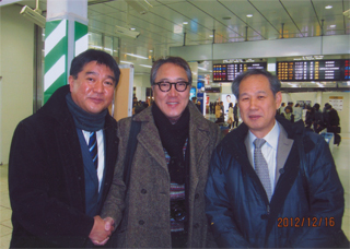 佐野史郎さんと。左は岩井氏（12/16）