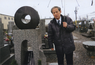 森田必勝氏のお墓で（1/14）