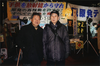 脱原発テント村で。三上治さんと
